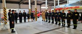 strażacy w garżu podczas uroczyswtej zbórki