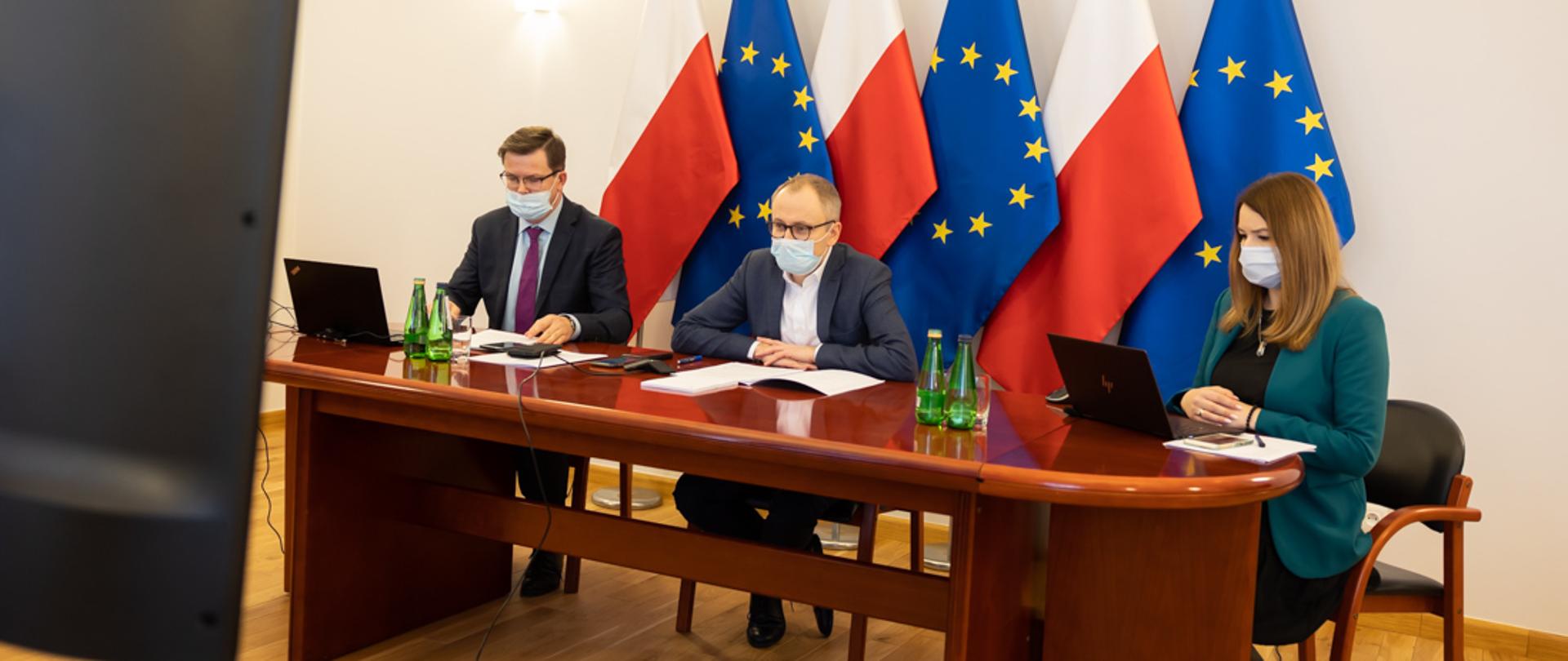 LXXVI posiedzenie KWRIMNiE - Minister Błażej Poboży, Zastępca Dyrektora DWRiMNiE Andrzej Sosnowski, Specjalista Iga Sianos 