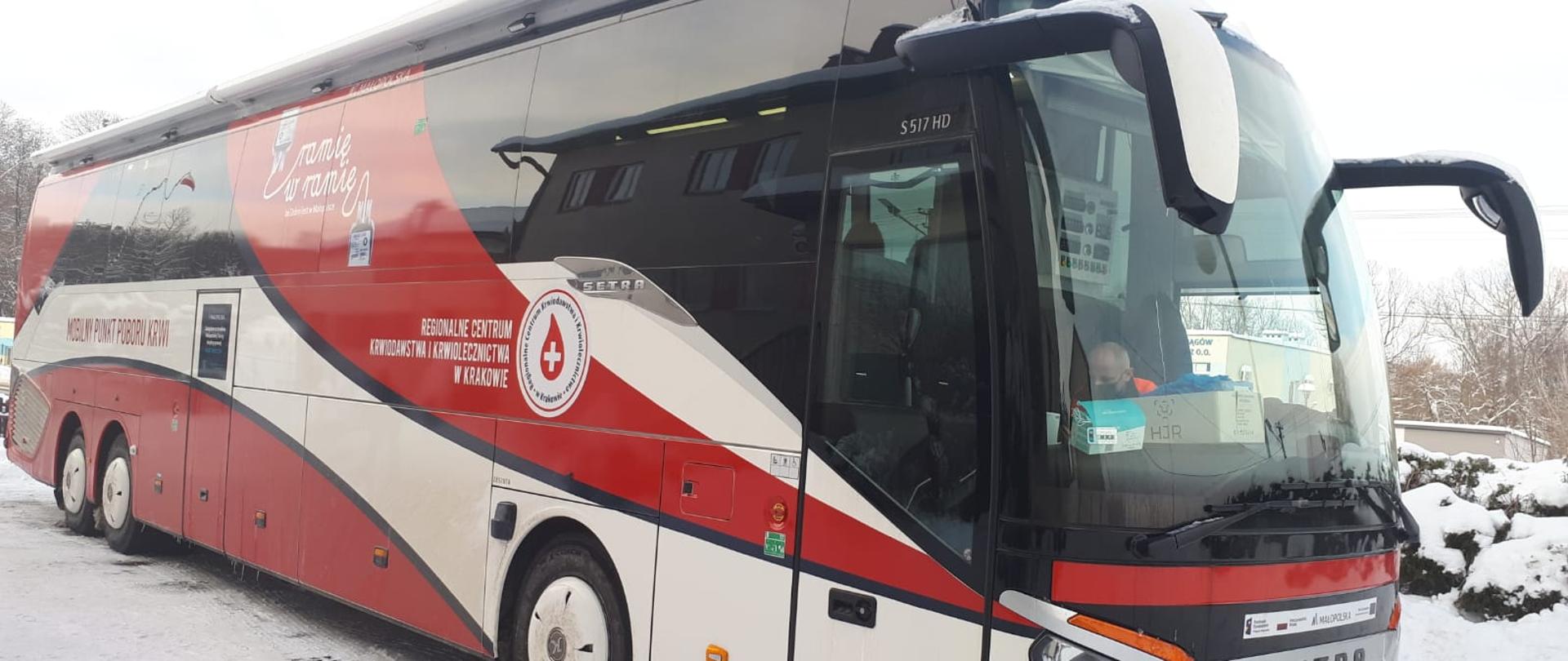 Autokar przed budynkiem KP PSP w Miechowie