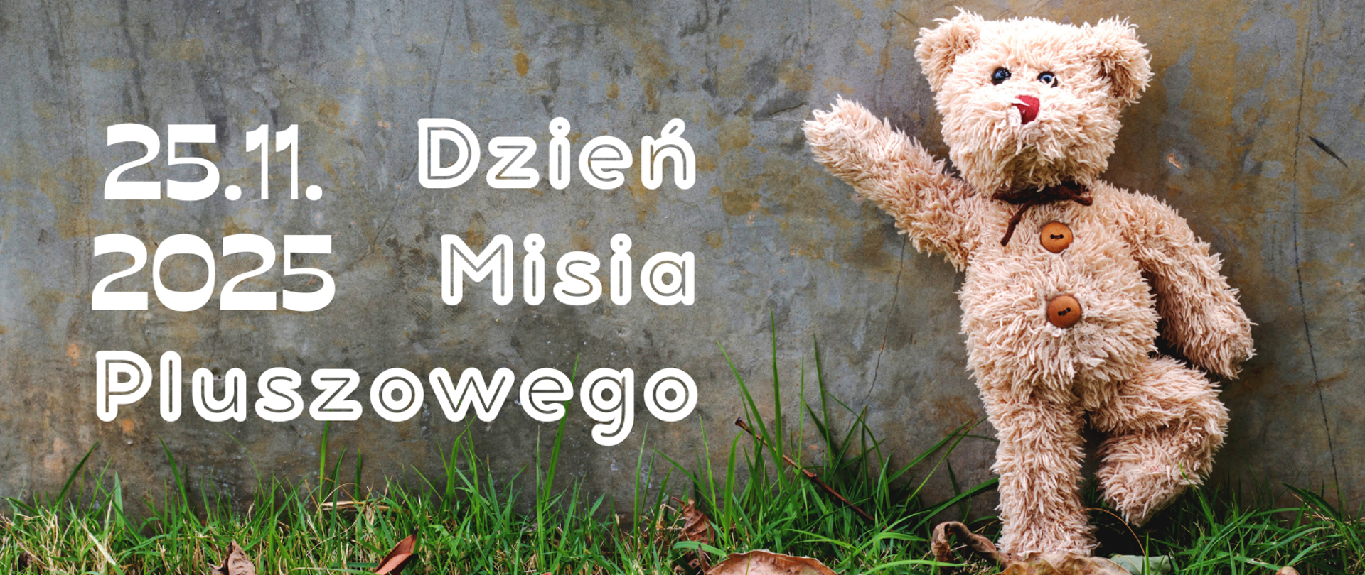 Na kolorowym tle z motywami ściany, trawy i misia informacja: Dzień Pluszowego Minia 25.11.2025r.