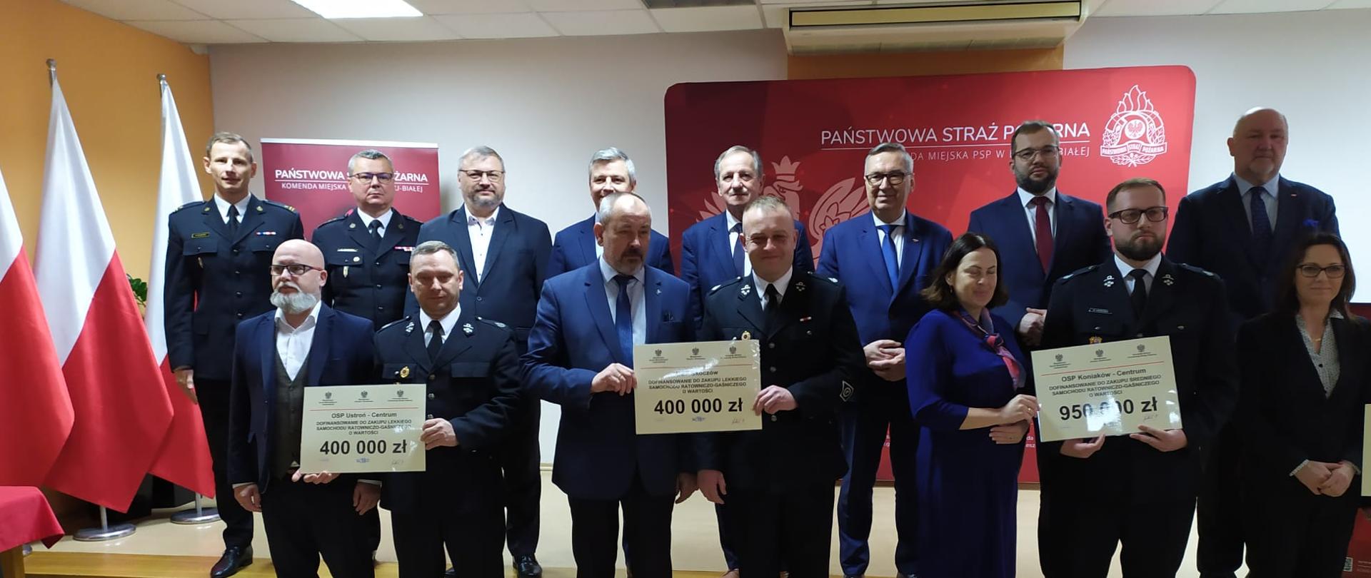 rozdanie promes na nowe samochody ratowniczo gaśnicze