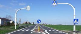 Przejście dla pieszych przez drogę krajową, nad przejściem na wysięgnikach oznakowanie drogowe