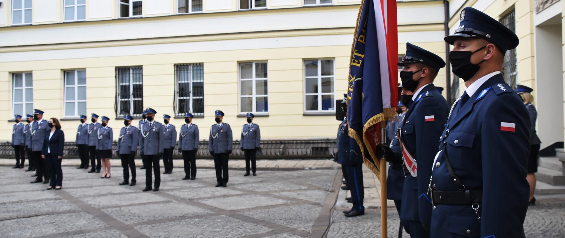 Obchody święta policji w Garnizonie Stołecznym na dziedzińcu przy Pałacu Mostowskich w Warszawie