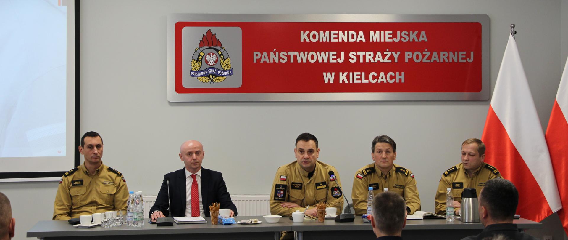 Zdjęcie przedstawia gości i organizatorów narady rocznej Komendy Miejskiej PSP w Kielcach