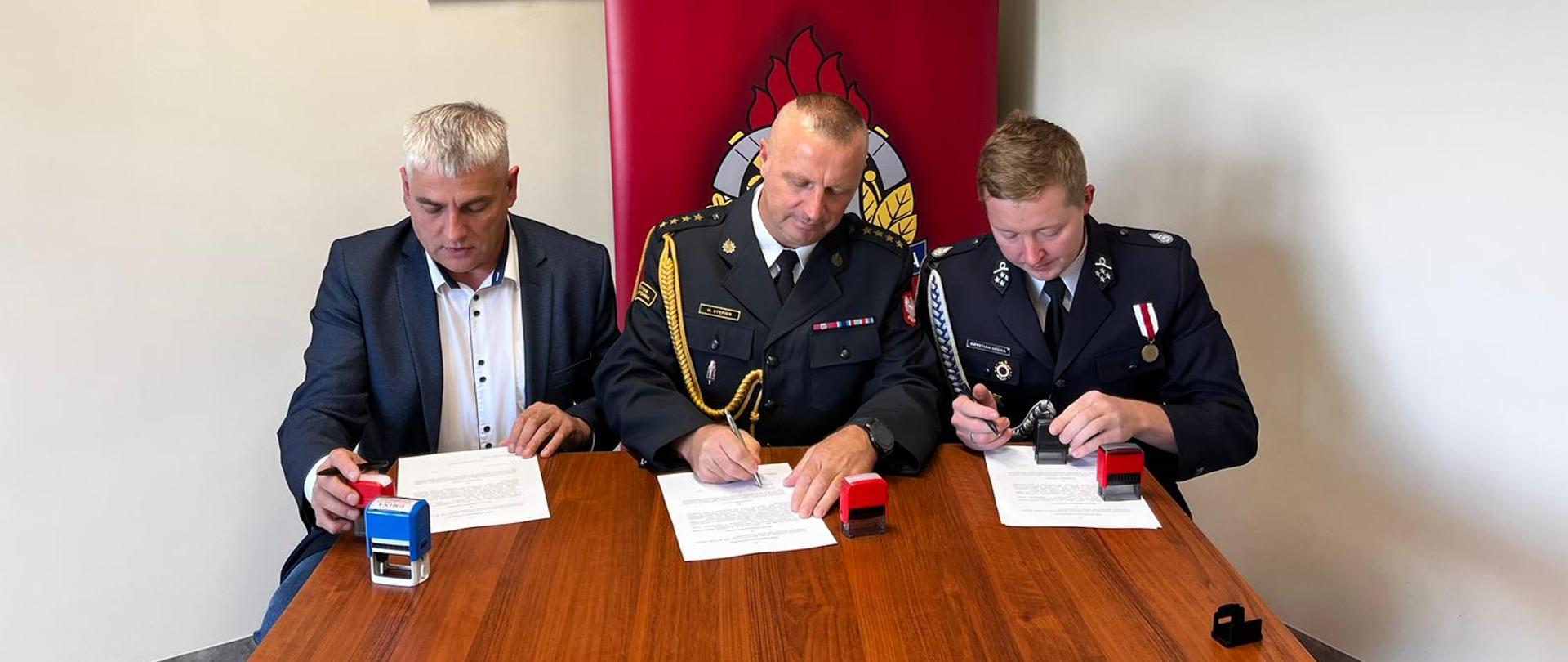 Strażacy PSP i OSP podpisują umowy 