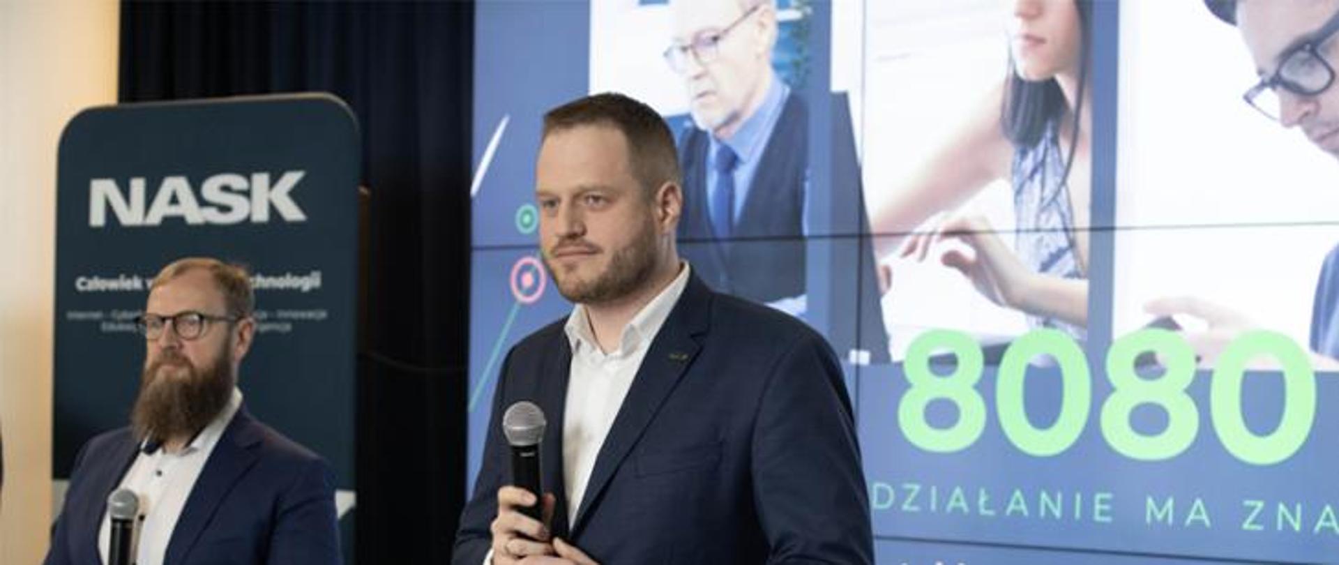 Zdjęcie Ministra Cyfryzacji Janusza Cieszyńskiego na konferencji dot. ustawy o zwalczaniu nadużyć w komunikacji elektronicznej