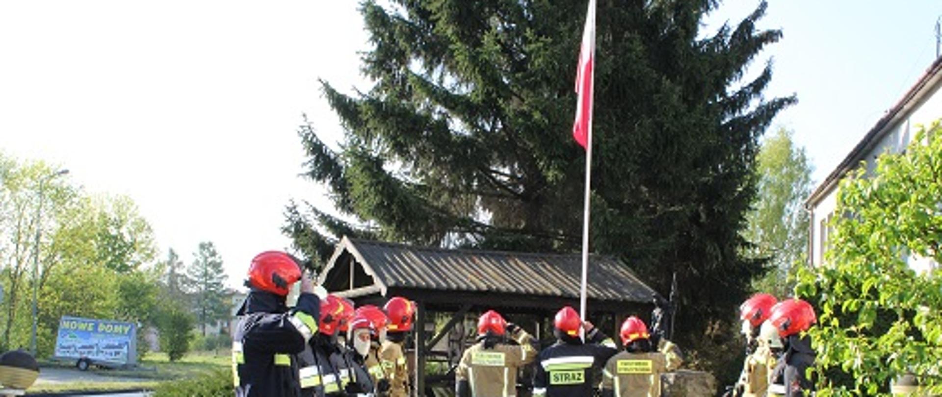 Zdjęcie z uroczystej zmiany służby w KP PSP Świdwin