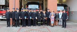 Zdjęcie przedstawia samorządowców i strażaków dziękującym strażakom, którzy uczestniczyli w misji gaszenia pożarów w Grecji.
W tle budynek Komendy.
