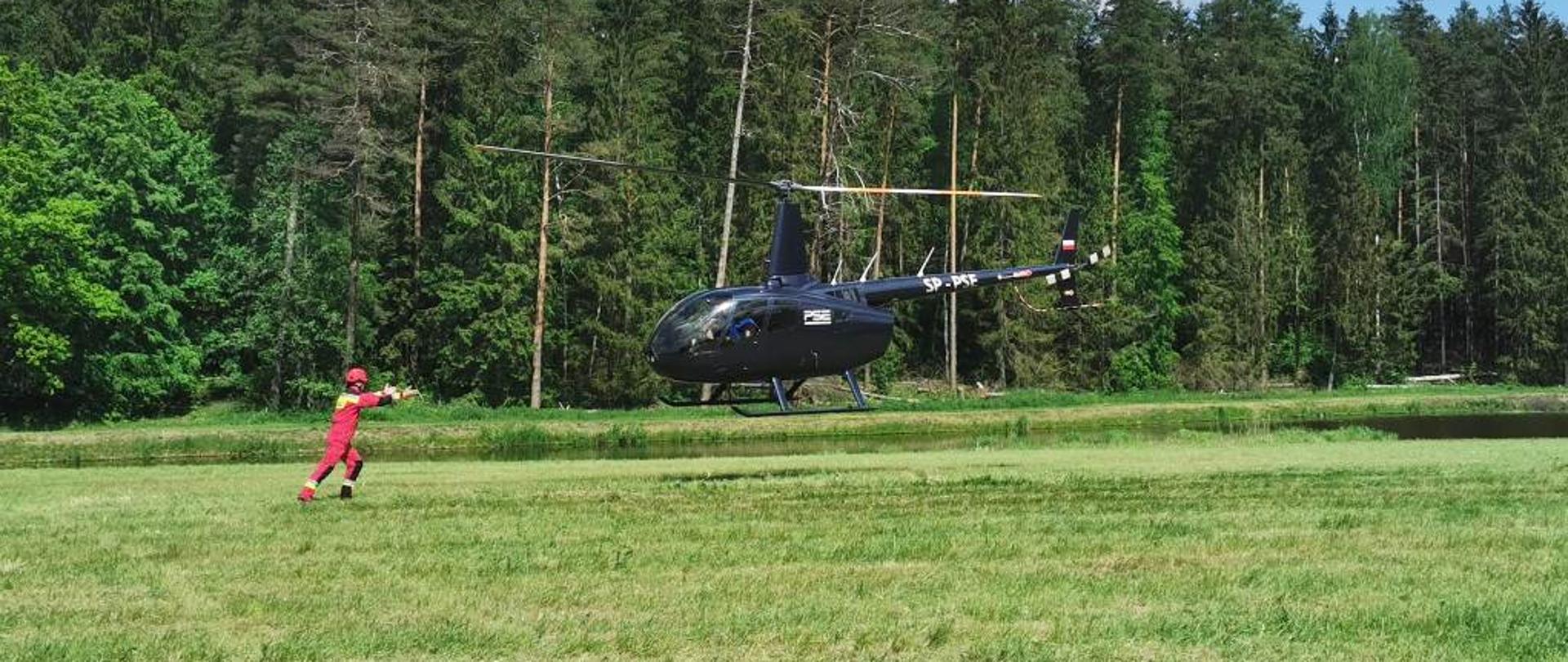 Zdjęcie przedstawia śmigłowiec podczas próby lądowania 