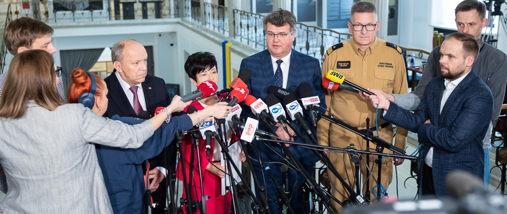 25 mln zł dla Młodzieżowych Drużyn Pożarniczych – konferencja z udziałem wiceministra Macieja Wąsika