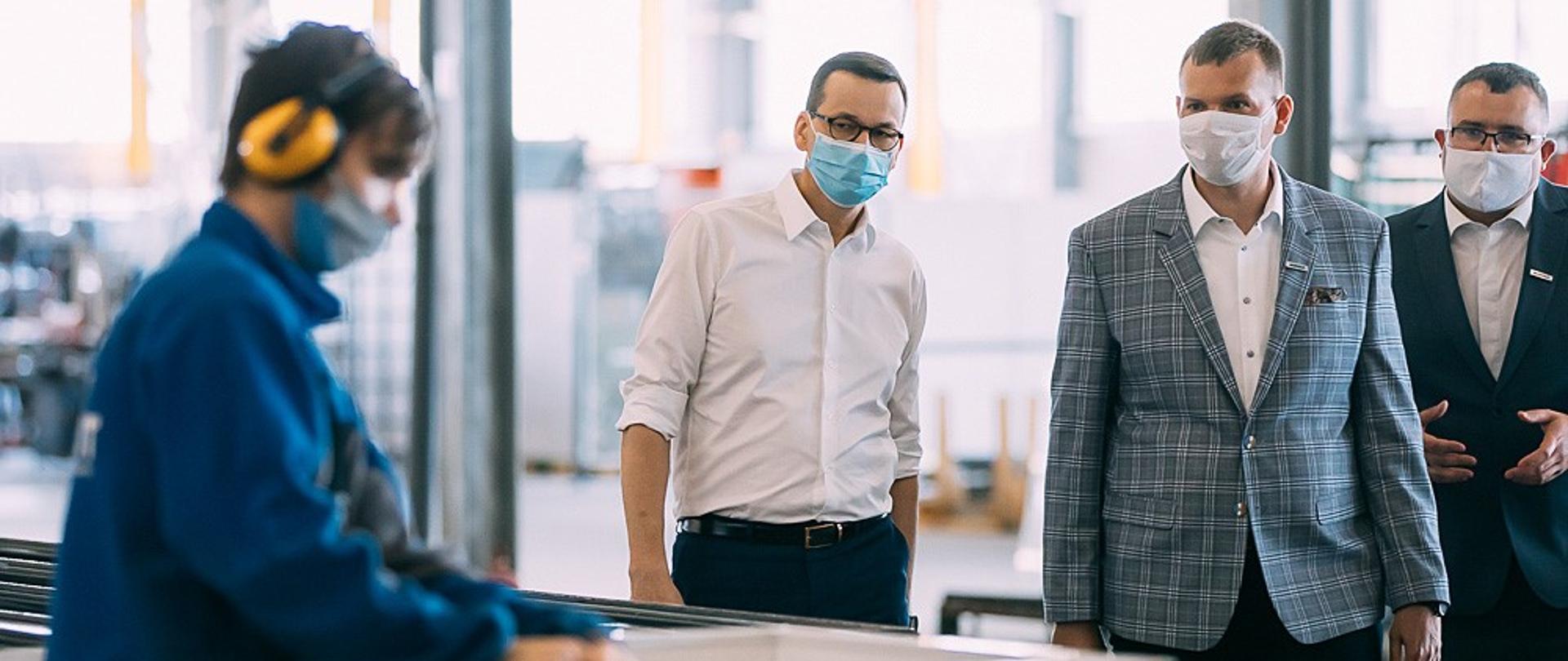 Premier podczas zwiedzania zakładu.