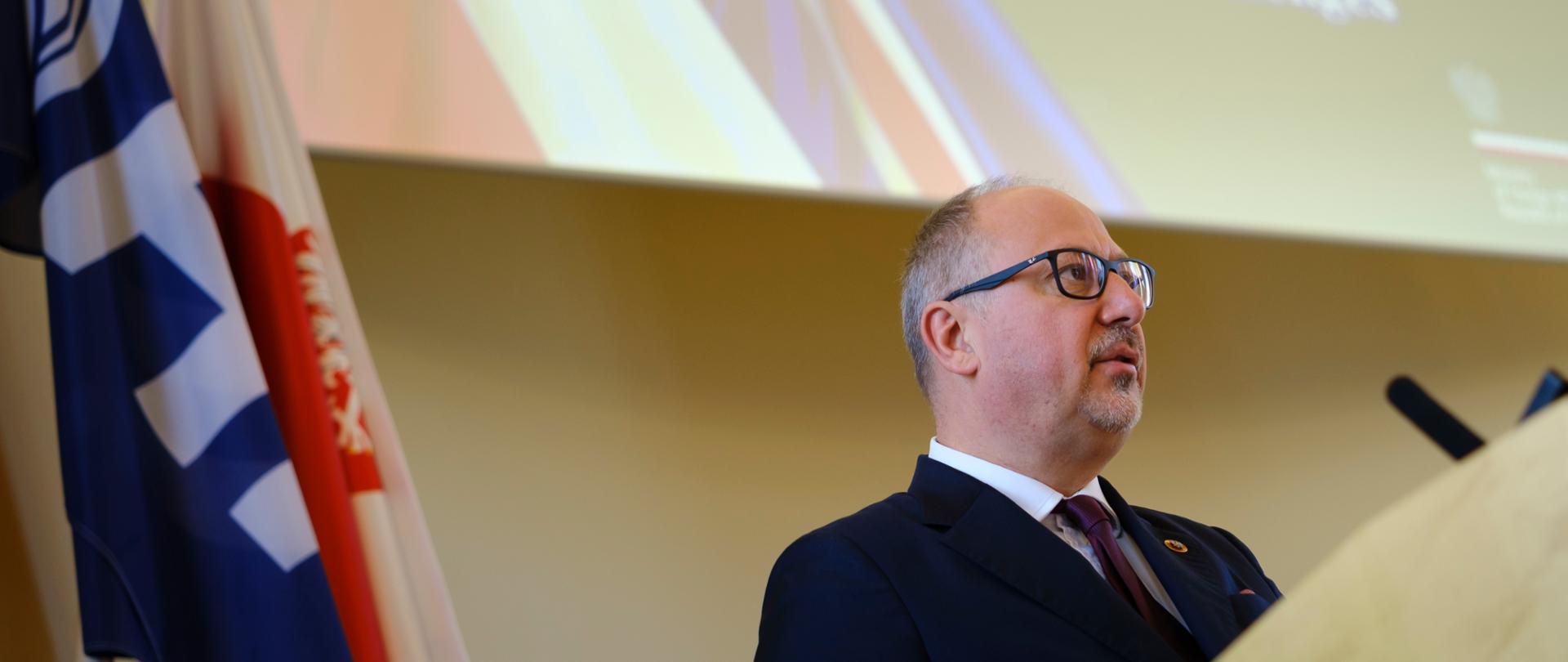 ©Kristinn Ingvarsson
Áherslur utanríkisþjónustu Póllands í ljósi alþjóðlegra áskorana samtímans.
Dr. Arkady Rzegocki, yfirmaður utanríkisþjónustunnar í utanríkisráðuneyti Póllands og prófessor í stjórnmálafræði við Jagiellonian-háskólann í Kraká, flutti fyrirlestur í Hátíðasal Háskóla Íslands fimmtudaginn 6. október2022.
Þar fjallaði um áherslur í utanríkisþjónustu landsins í ljósi þeirra áskorana sem alþjóðasamfélagið stendur frammi fyrir.