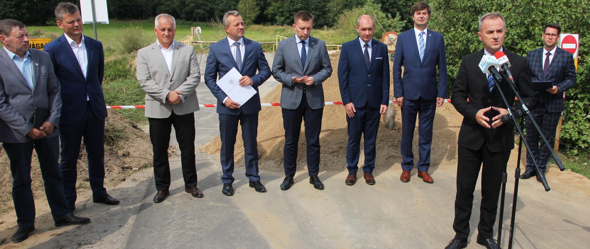 Konferencja prasowa przy moście na rzece Kamionce w miejscowości Toboła. Mówi Burmistrz Sępólna Waldemar Stupałkowski.