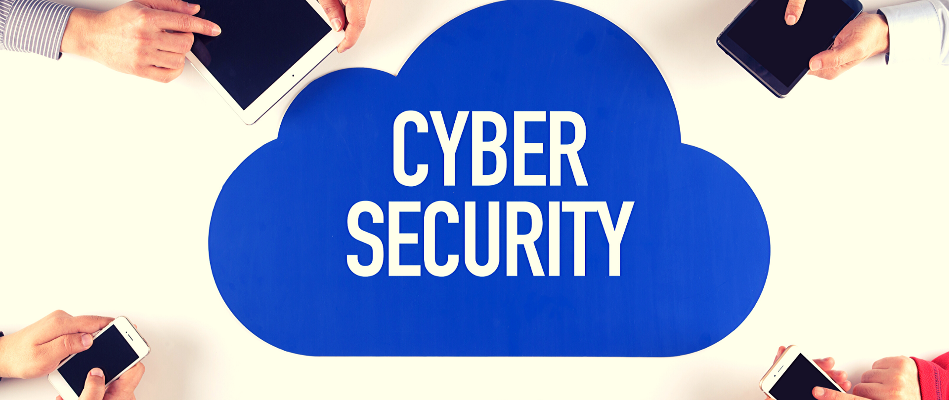Niebieska chmurka z napisem cybersecurity. Wokół dłonie trzymające smartfony lub tablety