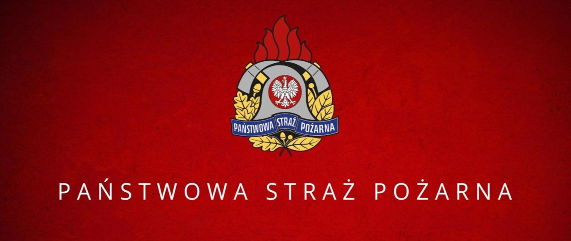Obraz przedstawia logo Państwowej Straży Pożarnej na jednolitym, intensywnie czerwonym tle, które jest lekko przyciemnione na krawędziach. Centralnym elementem logo jest srebrzysto-szary orzeł w koronie na czerwonej tarczy, otoczony złotymi liśćmi i stylizowanymi płomieniami u góry. Pod orłem znajduje się niebieska wstęga z napisem „PAŃSTWOWA STRAŻ POŻARNA”. Pod logo, na samym dole, widnieje biały tekst: „PAŃSTWOWA STRAŻ POŻARNA”.
