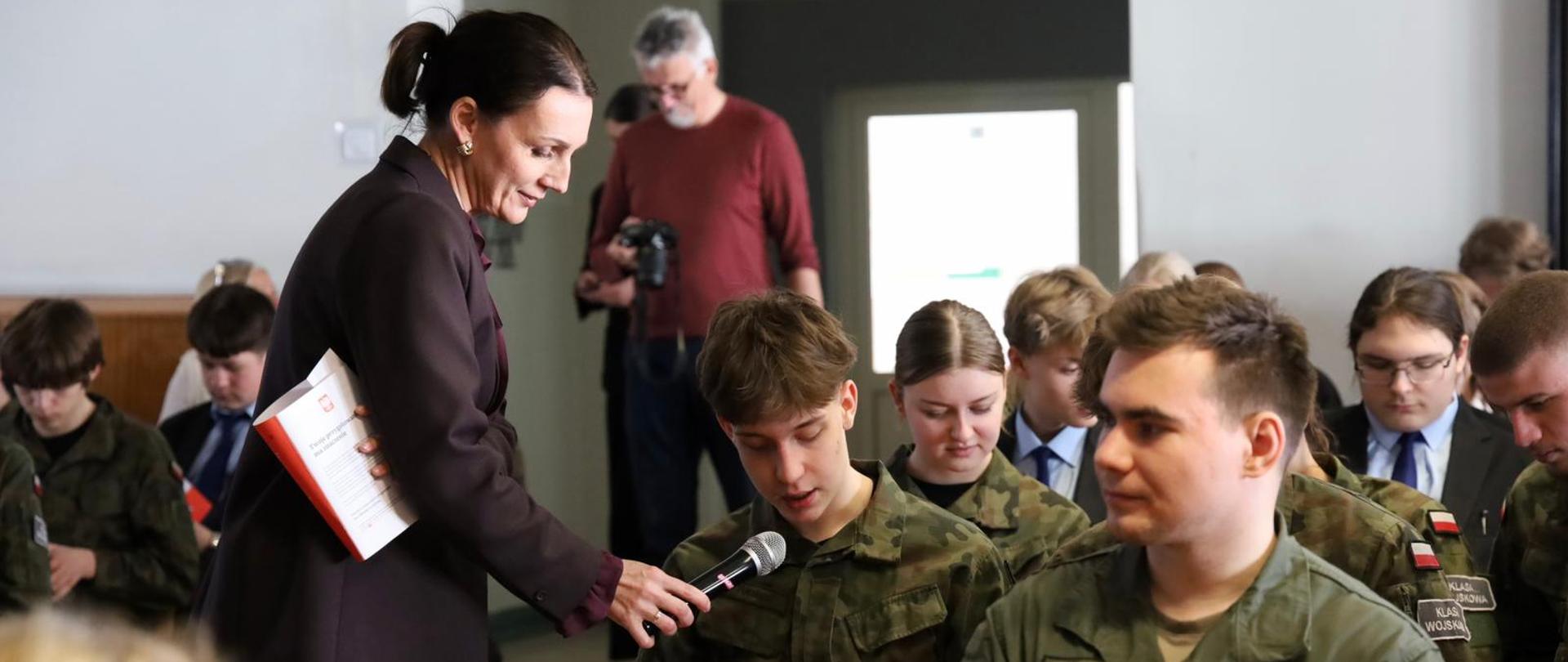 lekcja obywatelska w klasie. Kobieta rozmawia z uczniami