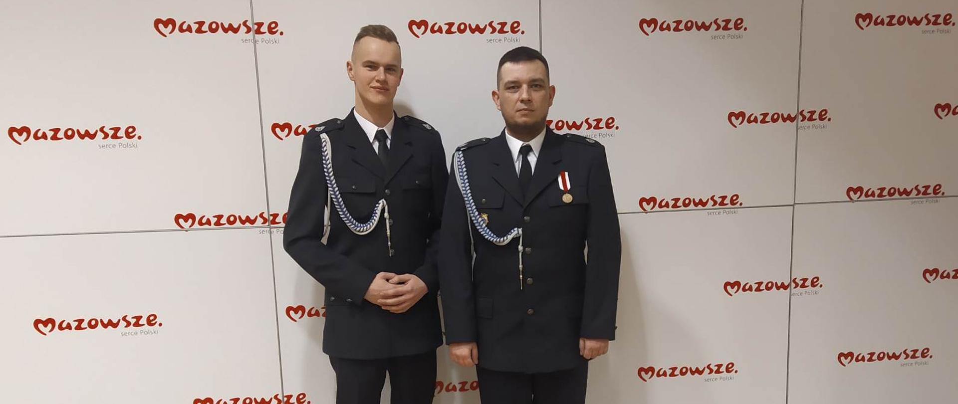 Zdjęcie z uroczystości przyznania tytułu "Strażaka Miesiąca". Obok siebie stoją wyróżnieni druhowi.