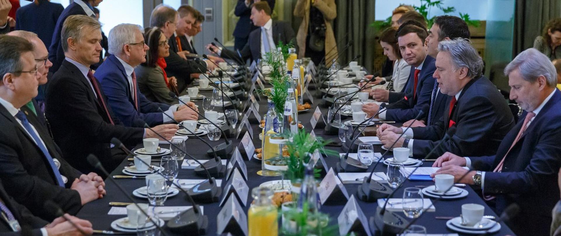 Minister Jacek Czaputowicz na posiedzeniu Rady do Spraw Zagranicznych