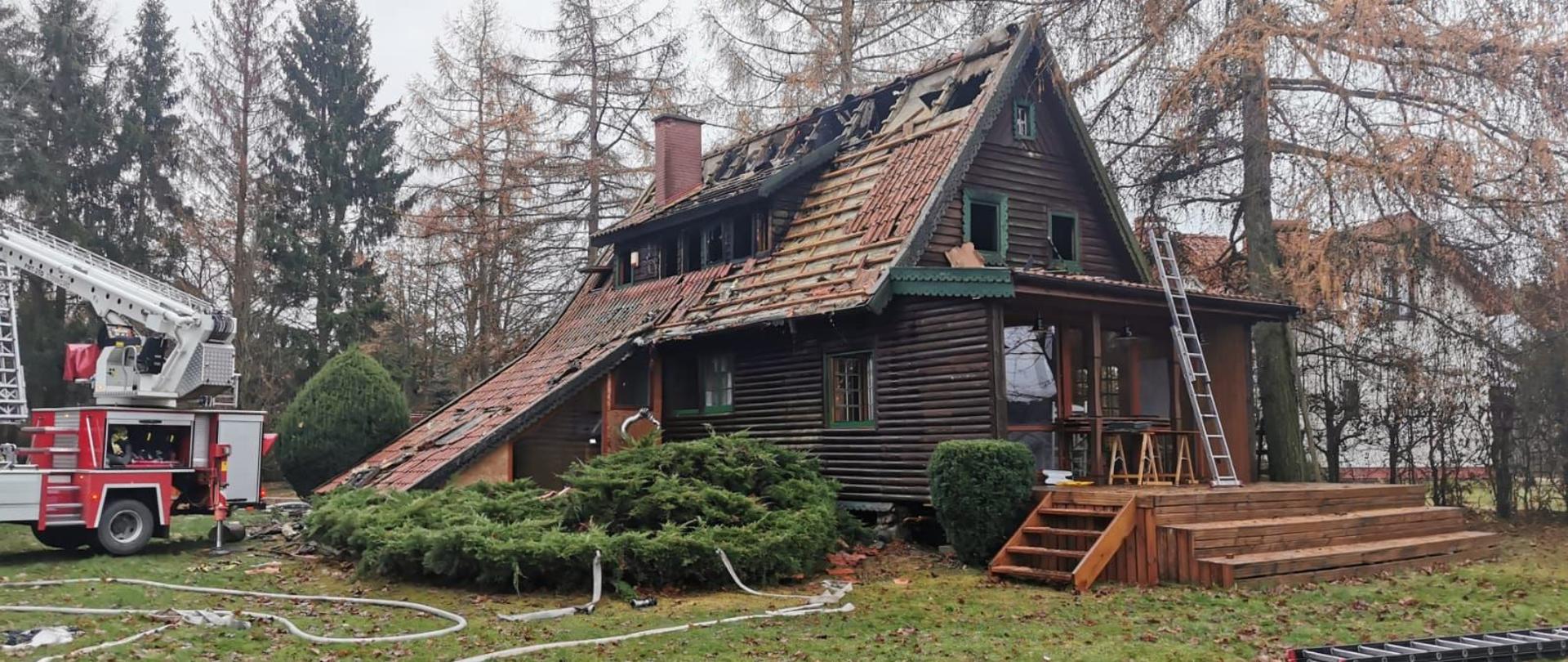 Budynek letniskowy z częściowo rozebranym dachem.