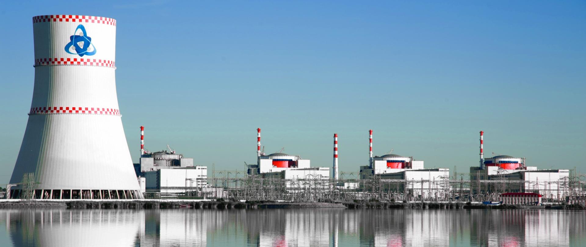 Elektrownia jądrowa w Rostowie - na pierwszym planie tafla wody. W tle cztery reaktory jądrowe oraz komin chłodniczy elektrowni jądrowej.