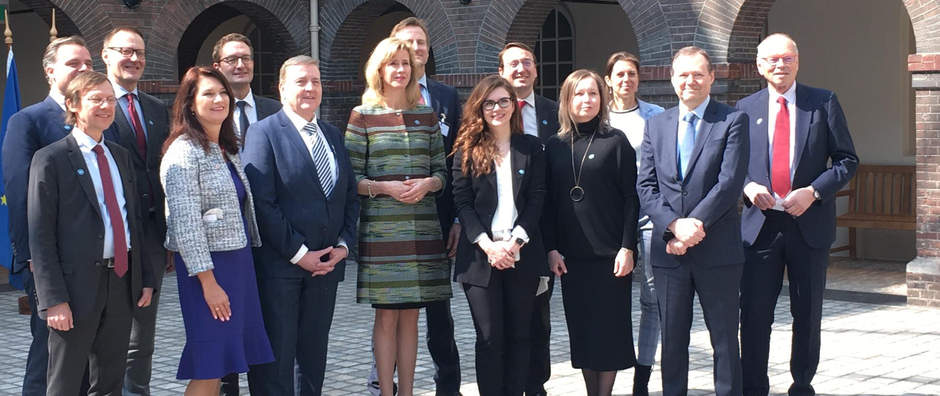 Minister Wanda Buk w towarzystwie innych uczestników spotkania.