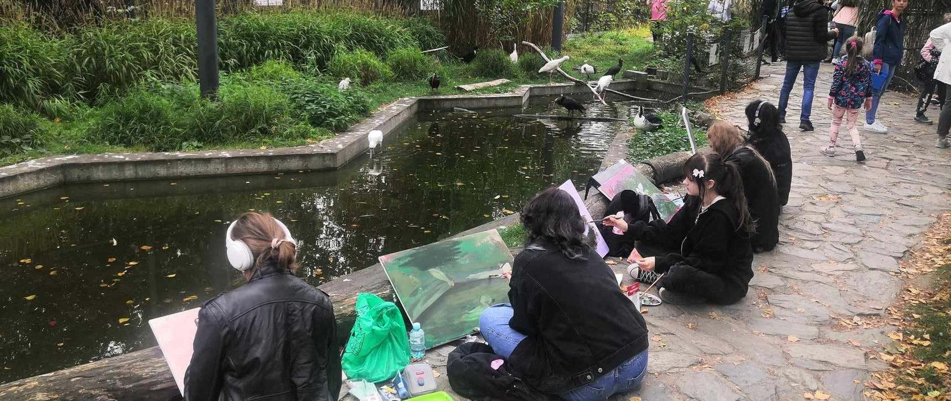 Uczniowie podczas wykonywania pracy malarskiej