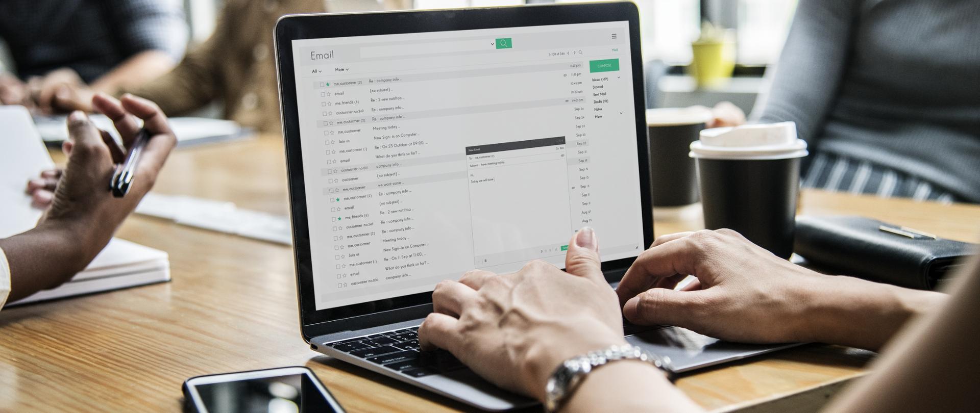 Kobieta pracująca przy laptopie.
