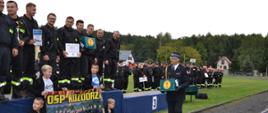 Zdjęcie przedstawia Komendanta Powiatowego z nagrodą specjalną, oraz zwycięską drużynę z OSP Kozodrza.