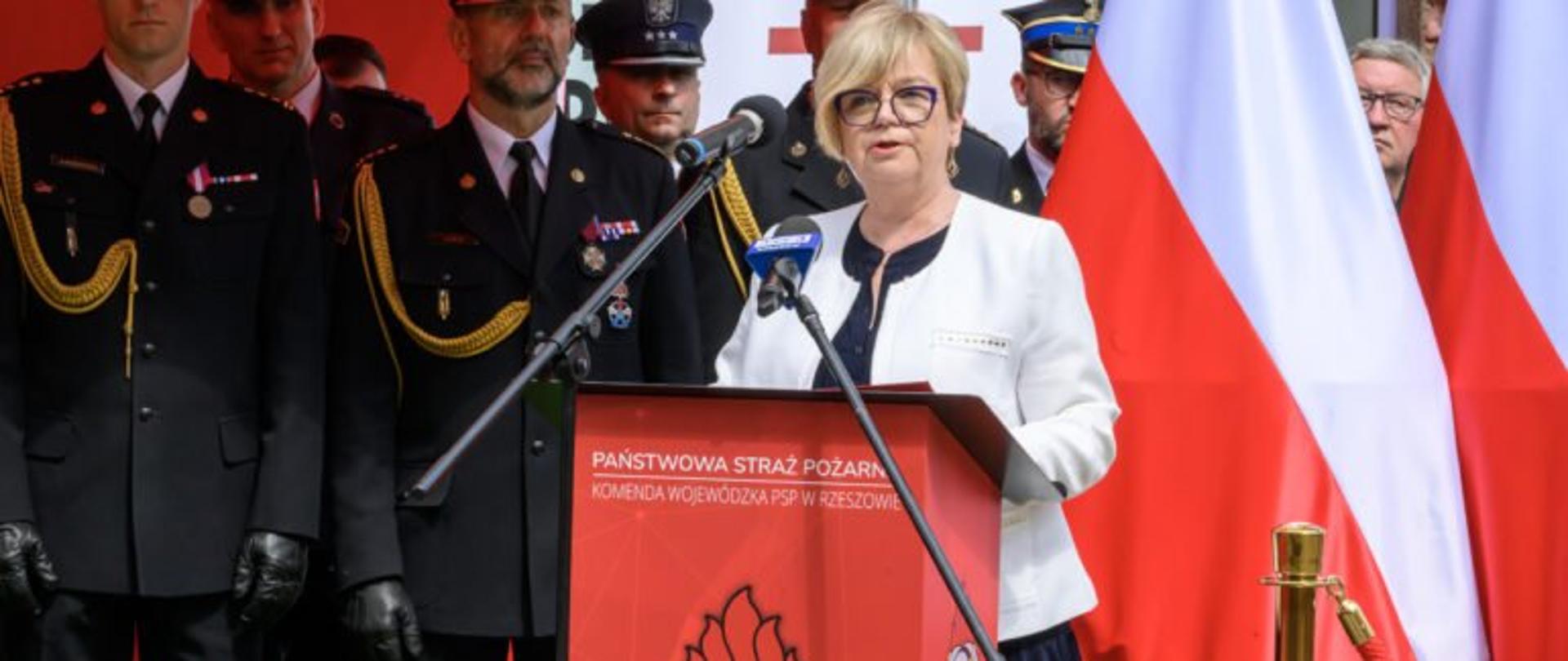Zdjęcie przedstawia wojewodę podkarpackiego Teresę Kubas-Hul przemawiającą podczas obchodów jubileuszu 75 lecia Komendy Wojewódzkiej PSP w Rzeszowie