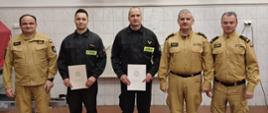 Zdjęcie przedstawia od lewej: Zastępcę Komendanta Powiatowego PSP w Człuchowie bryg. Henryka Koźlewicza, st. str. Dawida Synoradzkigo, ogn. Damiana Chojnackiego, Komendanta Powiatowego Państwowej Straży Pożarnej w Człuchowie st. bryg. Radosława Batruch i Dowódcę Jednostki Ratowniczo-Gaśniczej w Człuchowie bryg. Piotra Głodowskiego.