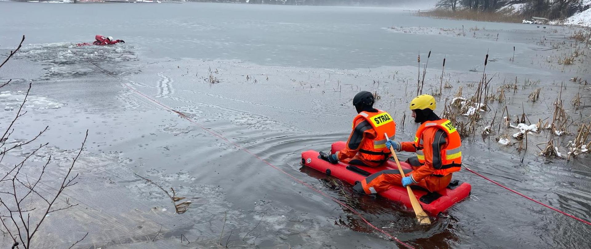 Na zdjęciu strażacy ćwiczą próbę dotarcia do poszkodowanego, pod którym załamał się lód z wykorzystaniem lodowych sani pneumatycznych
