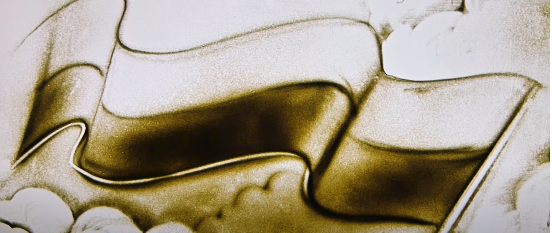 Grafika na Dzień Flagi Rzeczypospolitej Polskiej - uczniowie podkarpackich szkół muzycznych świętują utworem „Pośrodku nieba” - flaga Polski namalowana piaskiem