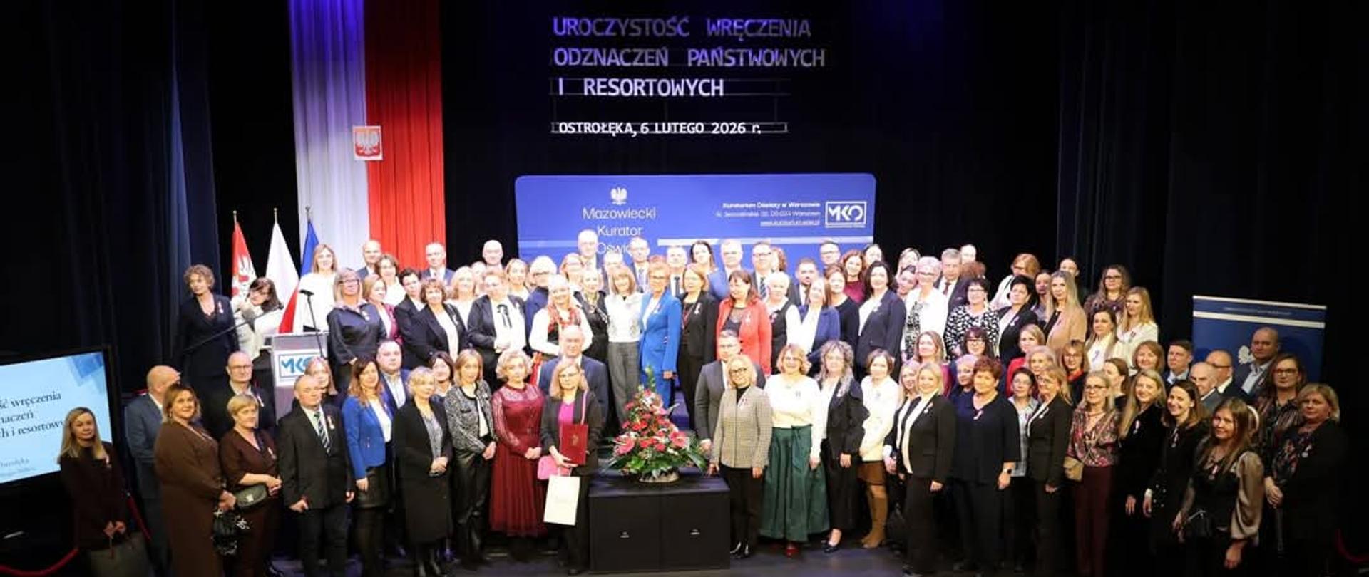 Na zdjęciu widać kobiety i mężczyzn