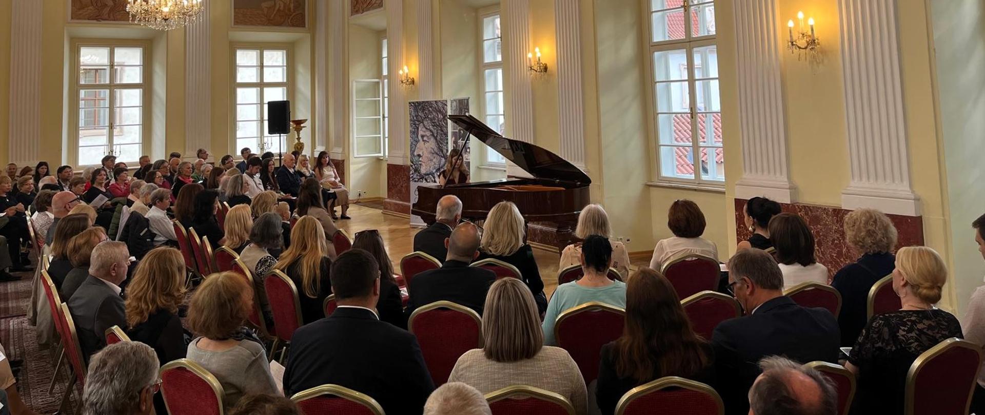 Sala Balowa Ambasady wypełniona publicznością