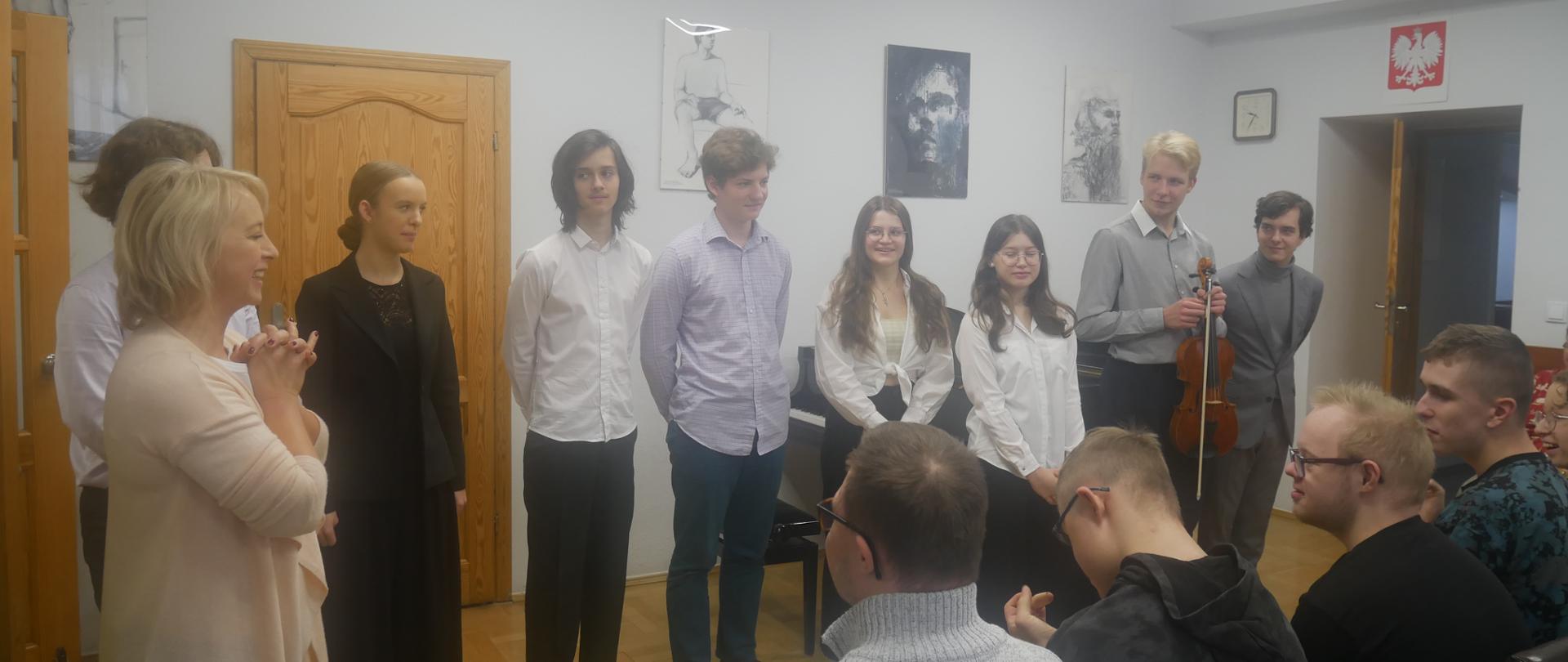 Ukłony artystów i podziękowanie za niezwykłą ekspresję, emocje, przecudne głosy, talent i skromność oraz wybitny talent konferansjera