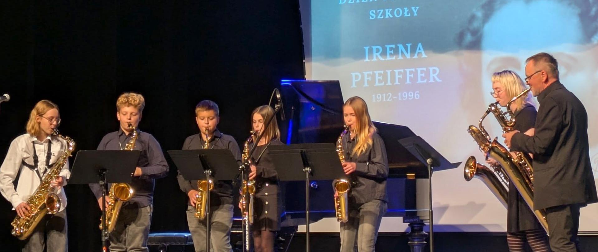 Na scenie gra zespół saksofonowy w składzie (od lewej) Julia Wieczorek, Leon Wierzbicki, Wojciech Ślebioda, Anna Kędziora, Laura Nowak, Antonina Liśkiewicz i Mirosław Jędrzejewski