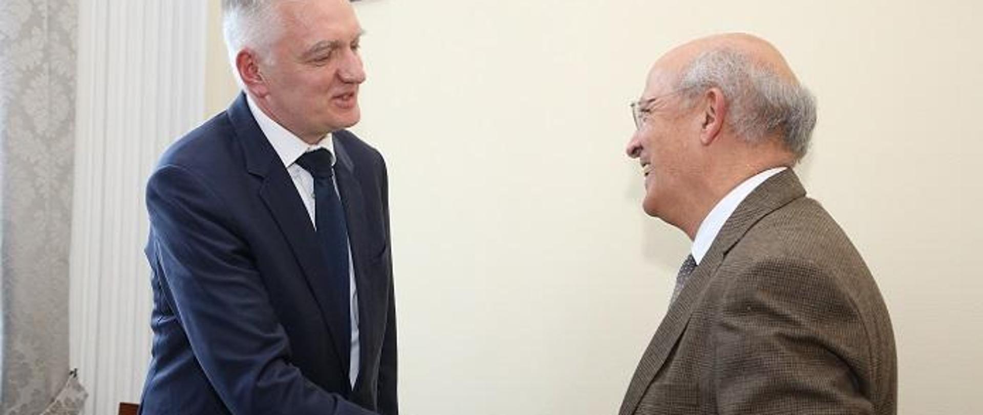 Minister Gowin i portugalski minister witają się