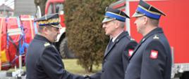 Śląski Komendant Wojewódzki wręcza akty przekazania samochodów dowódcom jednostek ratowniczo-gaśniczych z Wodzisławia Śląskiego oraz Rydułtów