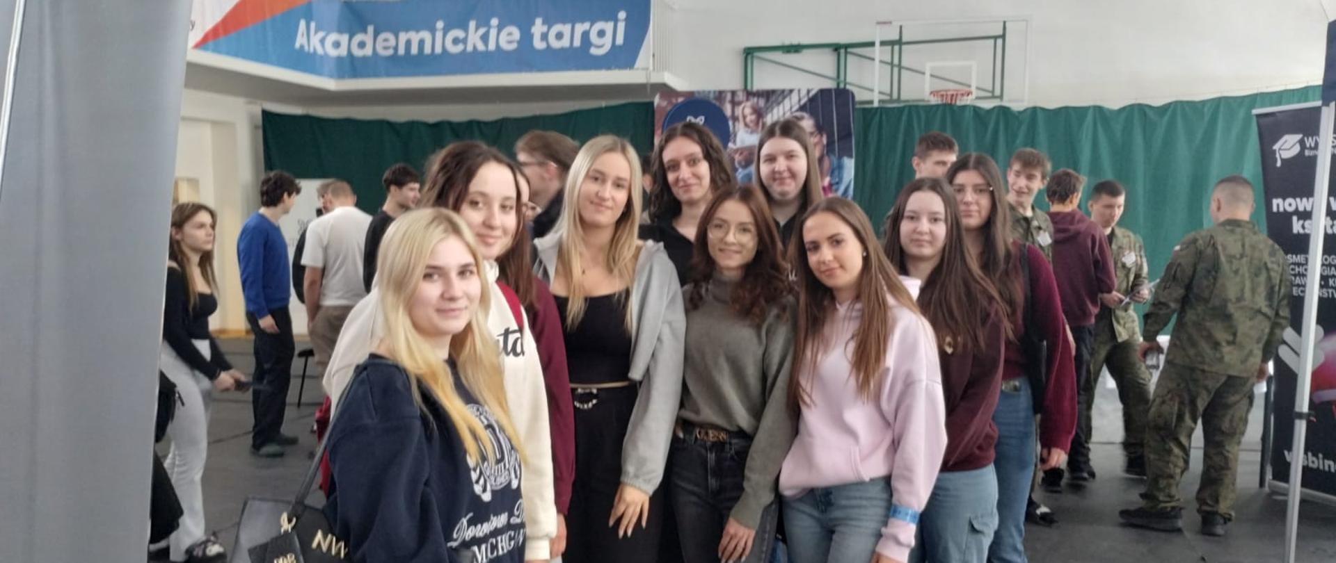 Grupa uczniów na sali targowej