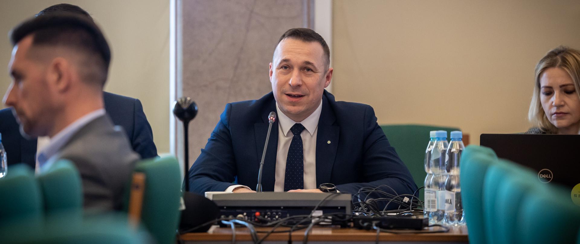 W siedzibie Ministerstwa Infrastruktury odbyło się trzecie posiedzenie powołanego przez ministra infrastruktury Dariusza Klimczaka zespołu do spraw rozwiązania problemów występujących na granicy polsko-ukraińskiej, związanych z wykonywaniem międzynarodowych przewozów drogowych rzeczy. Spotkaniu, w którym po raz kolejny wzięli udział przedstawiciele polskich przewoźników, przewodniczył wiceminister Paweł Gancarz. 