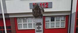 Pomnik strażaka przed remizą PSP w Kaliszu.