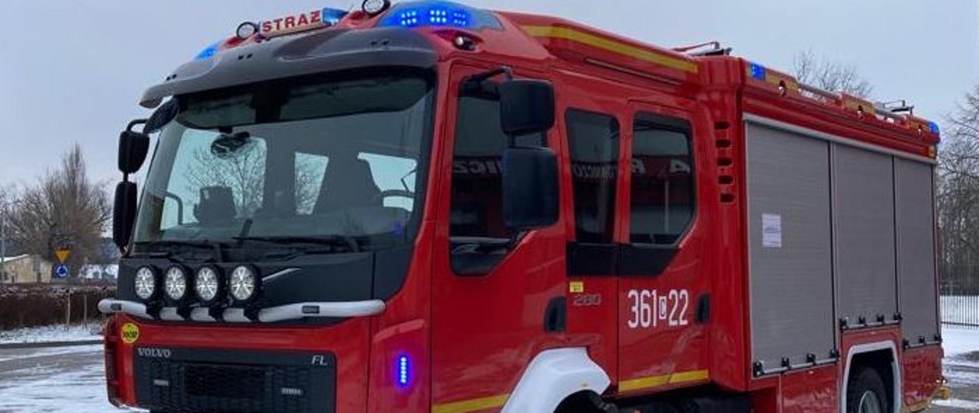 Na zdjęciu średni samochód ratowniczo-gaśniczy VOLVO. Widoczny przód i lewy bok.