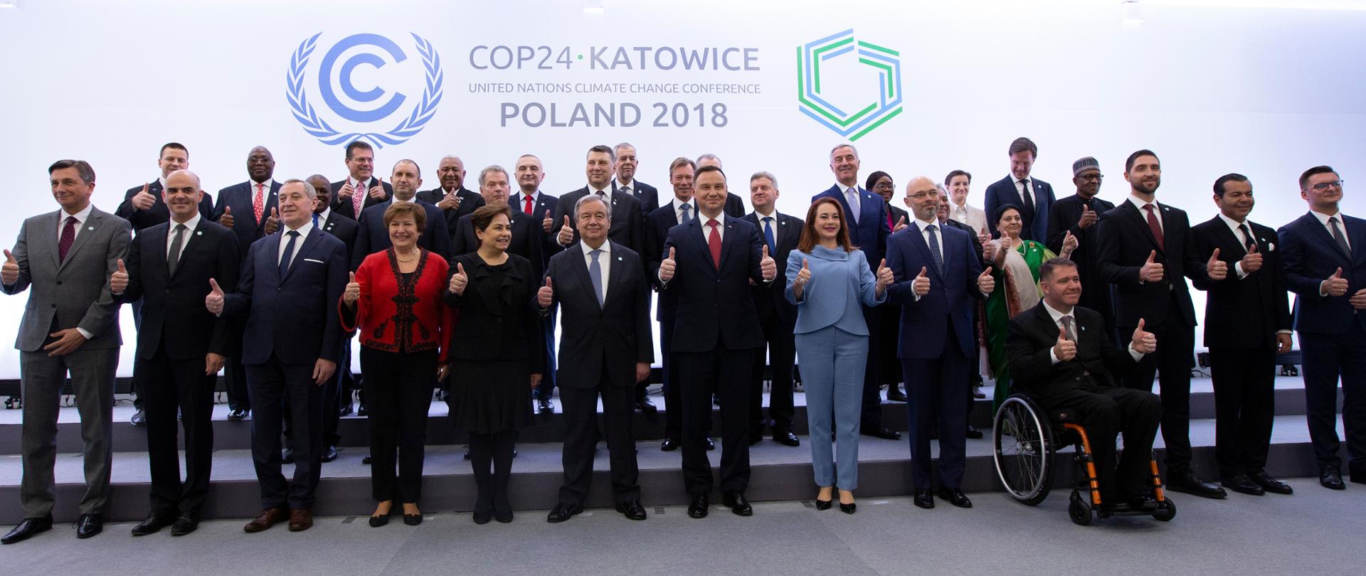 Rozpoczęcie szczytu klimatycznego - zdjęcie zbiorowe uczestników uroczystości