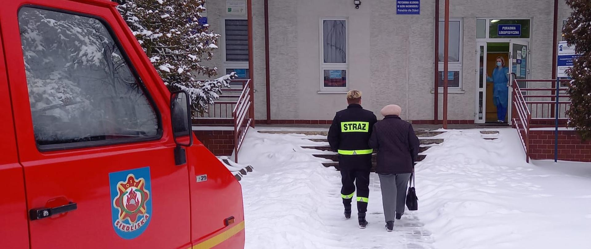 Strażacy pomagają w dotarciu na szczepienie przeciw COVID-19. 
