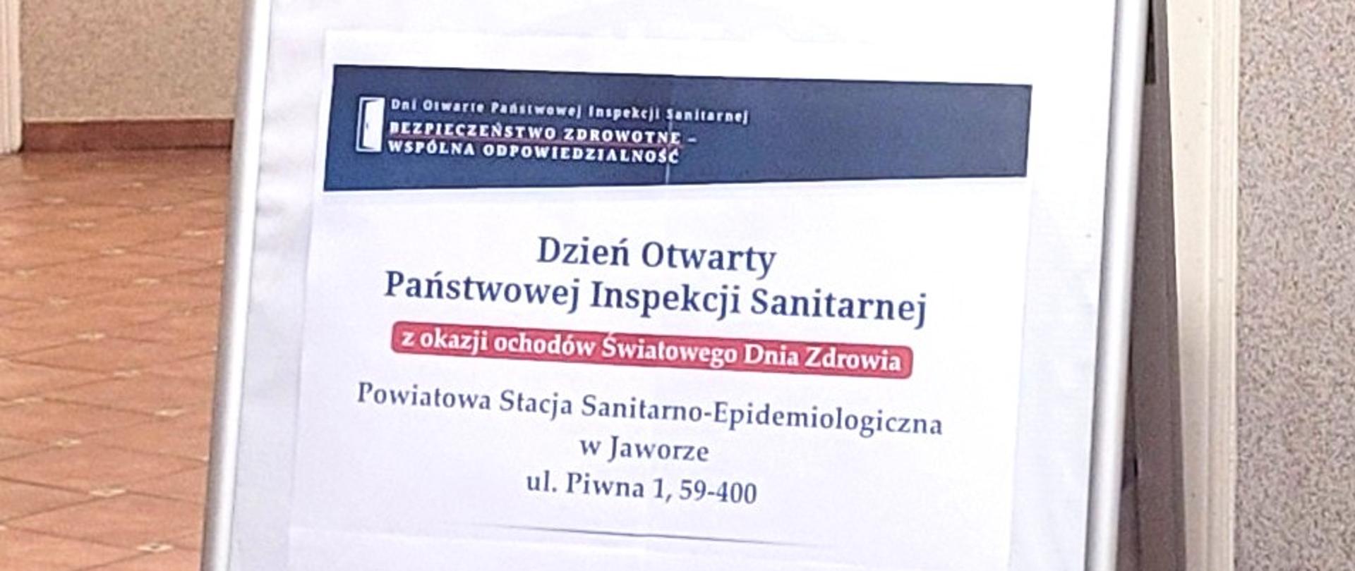 Stojak na plakat z zaproszeniem na wydarzenie.