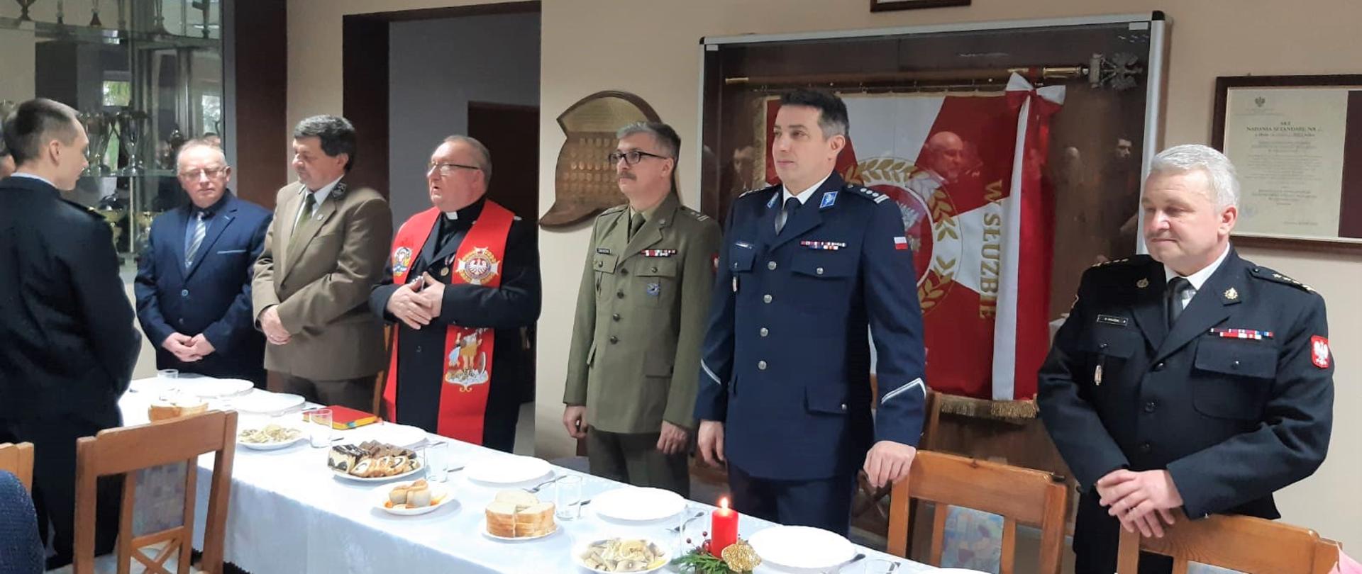 W dniu 23 grudnia 2022 r. po dwuletniej przerwie spowodowanej pandemią Koronowirusa SARS Cov-2 tradycyjnie w naszej komendzie odbyło się wigilijne spotkanie opłatkowe, w którym uczestniczyli czynni funkcjonariusze, pracownicy cywilni oraz emeryci Komendy Powiatowej Państwowej Straży Pożarnej w Przasnyszu.
Komendant Powiatowy PSP st. bryg. mgr inż. Waldemar Białczak przywitał przybyłych gości, którzy zaszczycili nas swoją obecnością, krótko podsumował wydarzenia i osiągnięcia mijającego roku oraz złożył wszystkim Życzenia Świąteczne. Podczas spotkania wigilijnego odczytano również Życzenia Bożonarodzeniowe Ministra Spraw Wewnętrznych i Administracji, Komendanta Głównego Państwowej Straży Pożarnej oraz Mazowieckiego Komendanta Wojewódzkiego Państwowej Straży Pożarnej skierowane do strażaków i ich rodzin.
Poświęcenia opłatka i błogosławieństwa zgromadzonym dokonał kapelan przasnyskich strażaków o. Wiesław Wiśniewski Proboszcz parafii pw. Św. Stanisława Kostki w Przasnyszu. Strażacy przełamali się opłatkiem w miłej rodzinnej atmosferze oraz złożyli sobie najszczersze życzenia i wspólnie zasiedli do wigilijnego posiłku, który w całości został przygotowany przez przasnyskich strażaków.
Uroczystość swoją obecnością zaszczycili:
• Starosta Przasnyski - Krzysztof Bieńkowski,
• Burmistrz Miasta Przasnysz - Łukasz Chrostowski,
• Komendant Powiatowy Policji w Przasnyszu - insp. Tomasz Łysiak
• Przedstawiciel Dowódcy Przasnyskiego 2. Ośrodka Radioelektronicznego – ppłk. Paweł Cichocki,
• Kapelan przasnyskich strażaków - o. Wiesław Wiśniewski
• Nadleśniczy Nadleśnictwa Przasnysz - Stanisław Czarzasty
• Były Komendant Powiatowy PSP w Przasnyszu st.bryg. w st. spocz. Sławomir Niestępski,
• Były Z-ca Komendanta Powiatowego PSP i obecny Prezes Powiatowego Oddziału ZOSP RP - asp.sztab. w st. spocz. Bogdan Rzepczyński.
Opracowanie i zdjęcia: Oficer prasowy Komendanta Powiatowego PSP w Przasnysz kpt. Piotr Kuligowski.
