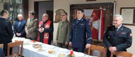 W dniu 23 grudnia 2022 r. po dwuletniej przerwie spowodowanej pandemią Koronowirusa SARS Cov-2 tradycyjnie w naszej komendzie odbyło się wigilijne spotkanie opłatkowe, w którym uczestniczyli czynni funkcjonariusze, pracownicy cywilni oraz emeryci Komendy Powiatowej Państwowej Straży Pożarnej w Przasnyszu.
Komendant Powiatowy PSP st. bryg. mgr inż. Waldemar Białczak przywitał przybyłych gości, którzy zaszczycili nas swoją obecnością, krótko podsumował wydarzenia i osiągnięcia mijającego roku oraz złożył wszystkim Życzenia Świąteczne. Podczas spotkania wigilijnego odczytano również Życzenia Bożonarodzeniowe Ministra Spraw Wewnętrznych i Administracji, Komendanta Głównego Państwowej Straży Pożarnej oraz Mazowieckiego Komendanta Wojewódzkiego Państwowej Straży Pożarnej skierowane do strażaków i ich rodzin.
Poświęcenia opłatka i błogosławieństwa zgromadzonym dokonał kapelan przasnyskich strażaków o. Wiesław Wiśniewski Proboszcz parafii pw. Św. Stanisława Kostki w Przasnyszu. Strażacy przełamali się opłatkiem w miłej rodzinnej atmosferze oraz złożyli sobie najszczersze życzenia i wspólnie zasiedli do wigilijnego posiłku, który w całości został przygotowany przez przasnyskich strażaków.
Uroczystość swoją obecnością zaszczycili:
• Starosta Przasnyski - Krzysztof Bieńkowski,
• Burmistrz Miasta Przasnysz - Łukasz Chrostowski,
• Komendant Powiatowy Policji w Przasnyszu - insp. Tomasz Łysiak
• Przedstawiciel Dowódcy Przasnyskiego 2. Ośrodka Radioelektronicznego – ppłk. Paweł Cichocki,
• Kapelan przasnyskich strażaków - o. Wiesław Wiśniewski
• Nadleśniczy Nadleśnictwa Przasnysz - Stanisław Czarzasty
• Były Komendant Powiatowy PSP w Przasnyszu st.bryg. w st. spocz. Sławomir Niestępski,
• Były Z-ca Komendanta Powiatowego PSP i obecny Prezes Powiatowego Oddziału ZOSP RP - asp.sztab. w st. spocz. Bogdan Rzepczyński.
Opracowanie i zdjęcia: Oficer prasowy Komendanta Powiatowego PSP w Przasnysz kpt. Piotr Kuligowski.
