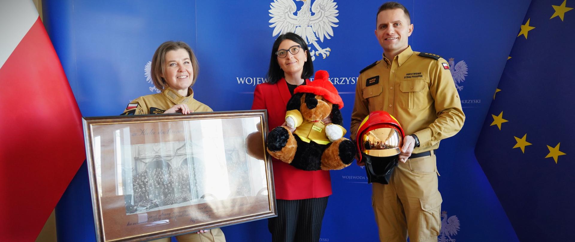 Na zdjęciu strażacy przekazują materiały na WOŚP