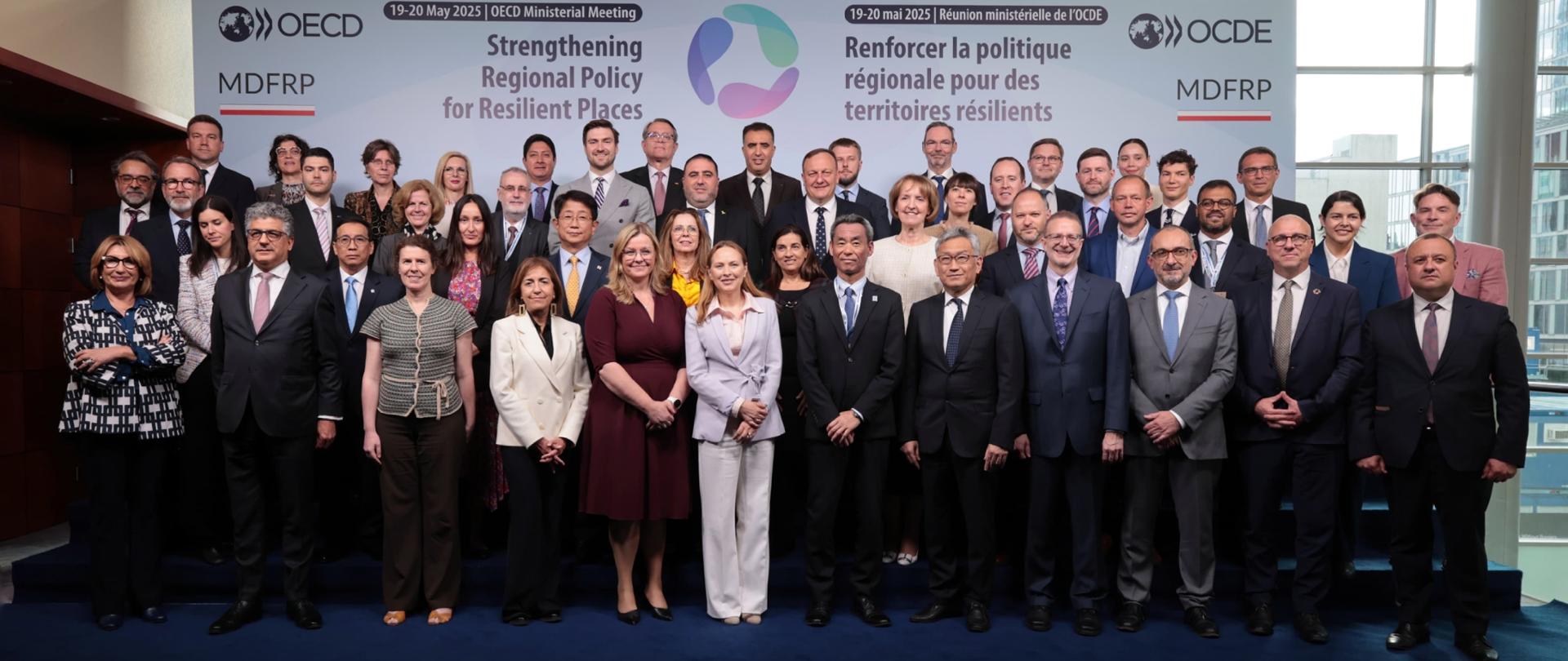 Grupa osób pozuje do zdjęcia