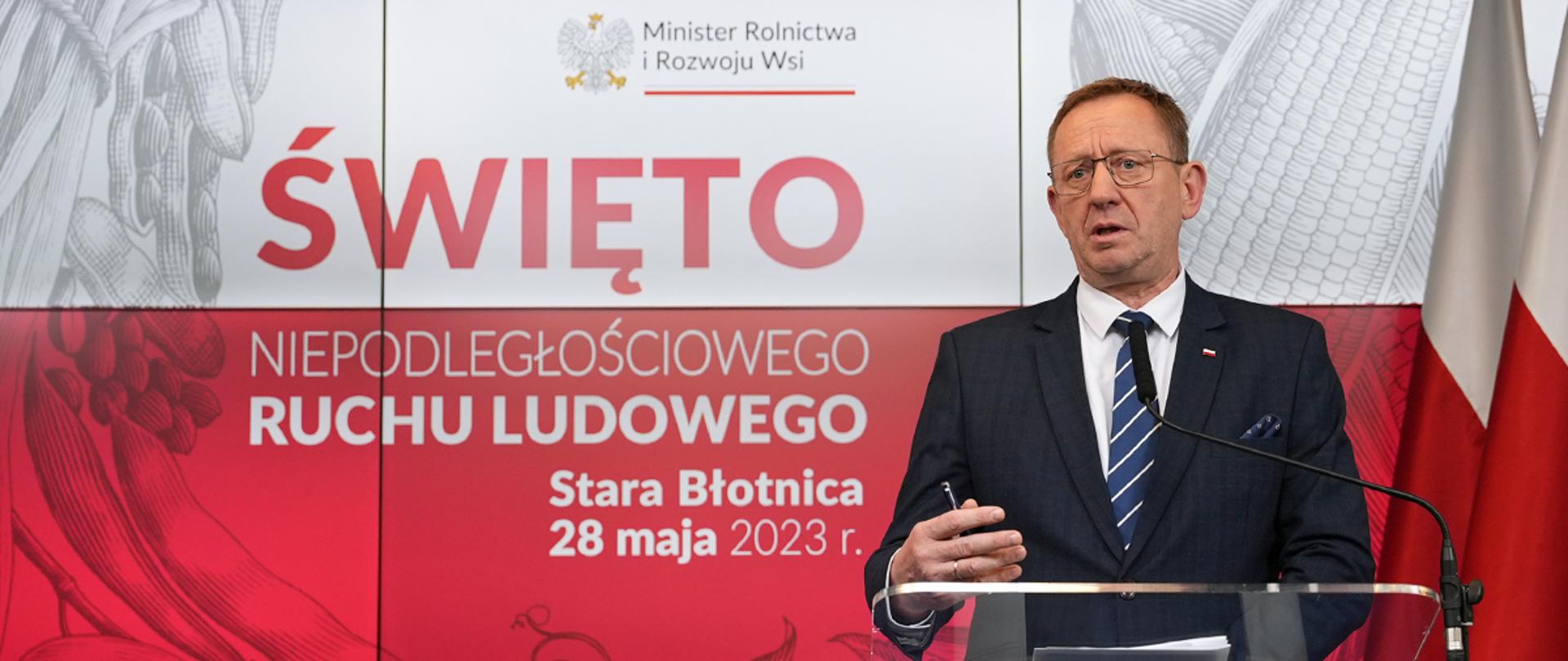 Minister Robert Telus stojący przy mównicy